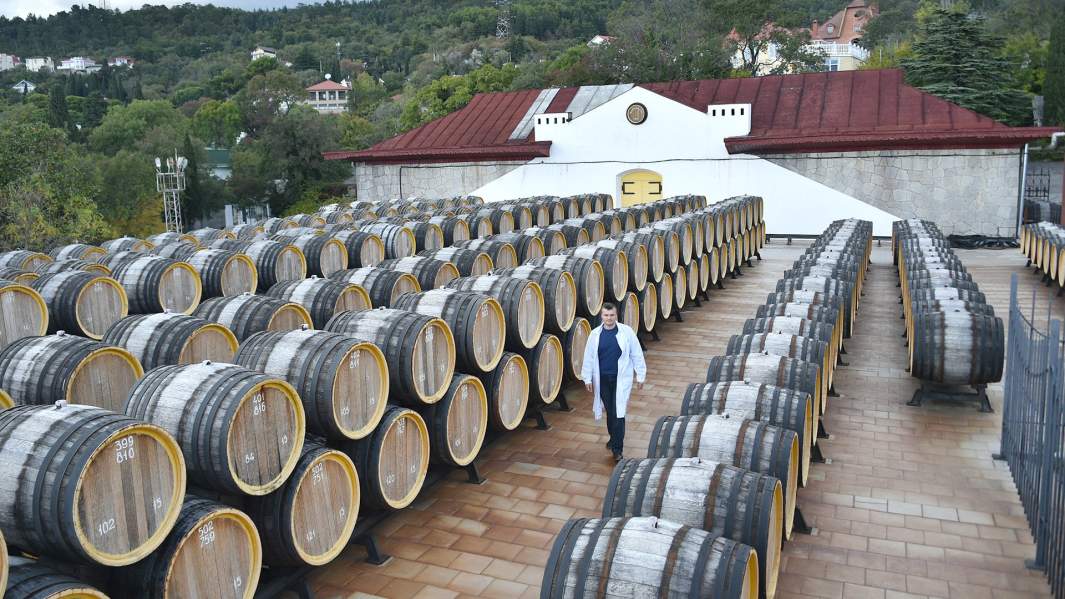 Дубовые бочки для вызревания вина