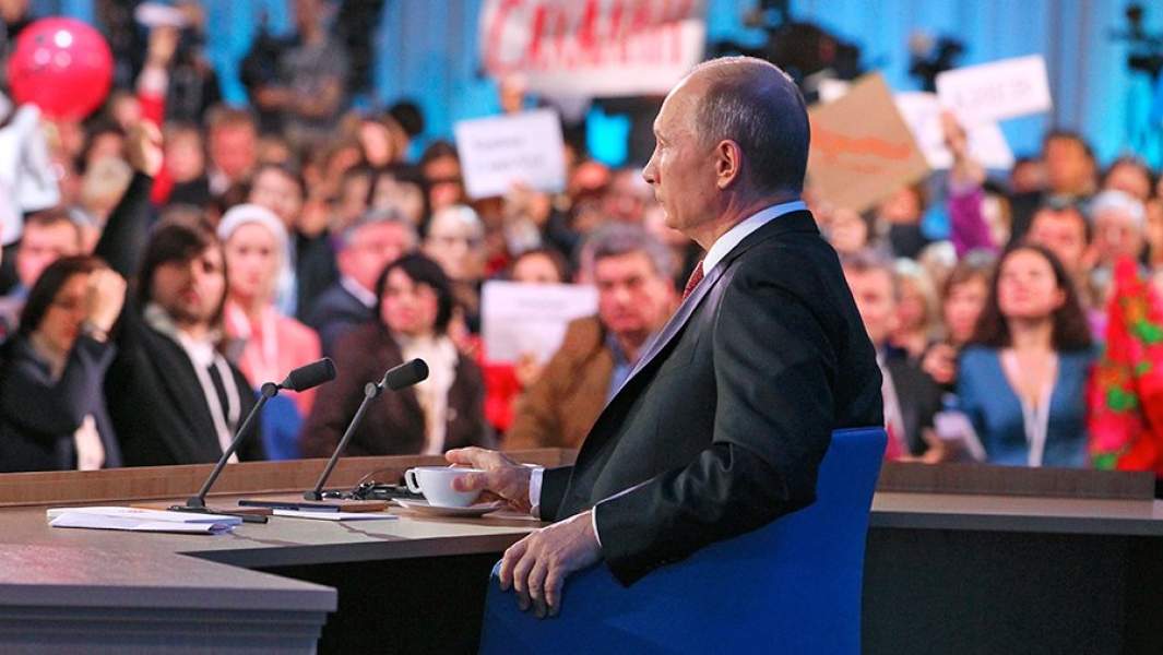 Президент России Владимир Путин отвечает на вопросы журналистов на большой ежегодной пресс-конференции. 20 декабря 2012 года