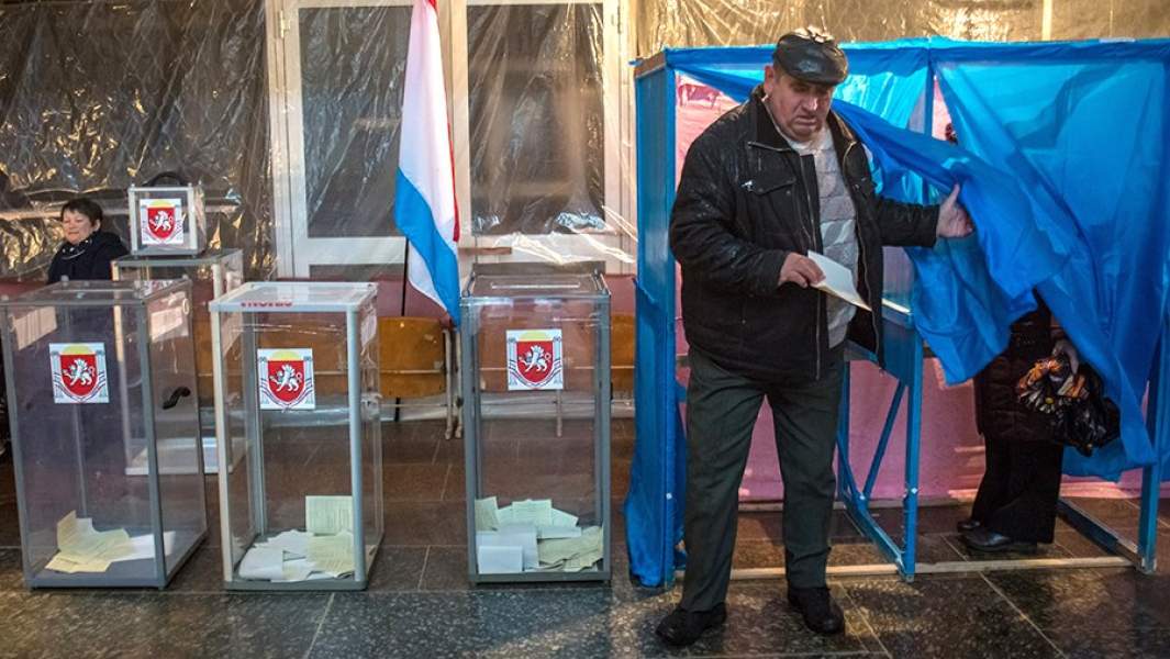 Жители села Победное Джанкойского района на одном из избирательных участков во время голосования на референдуме о статусе Крыма. 16 марта 2014 года