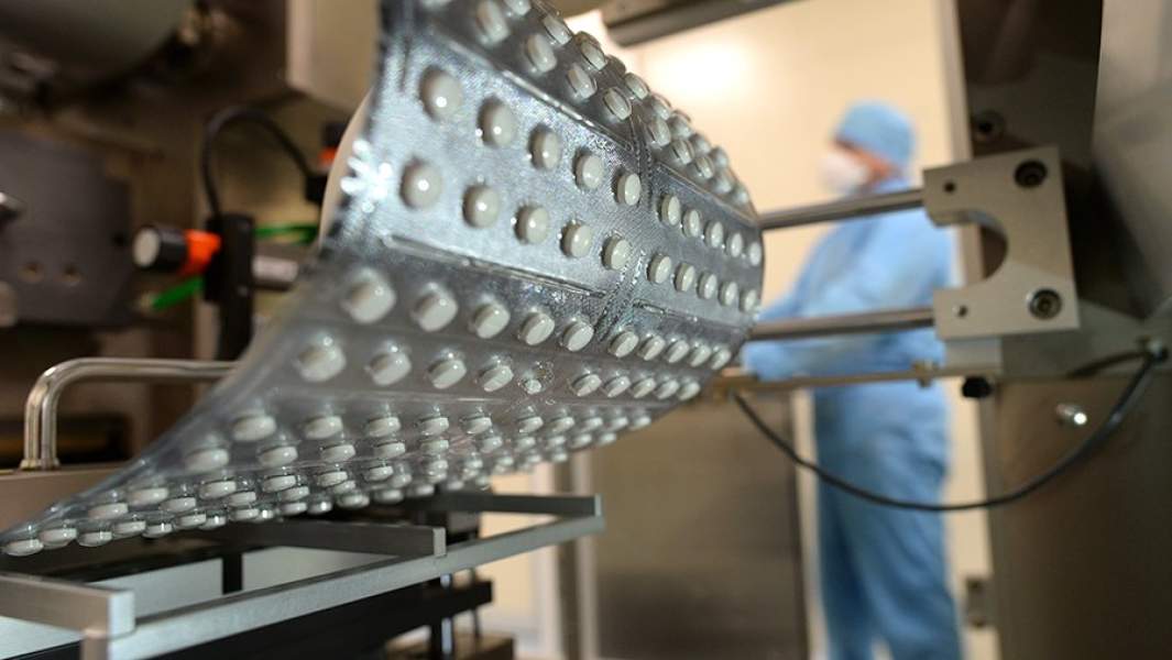 Упаковка таблеток на блистерной машине на фармацевтическом предприятии