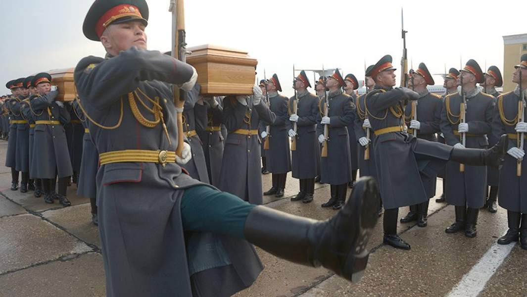 Торжественная церемония встречи в аэропорту «Чкаловский» праха великого князя Николая Николаевича Романова (младшего), командовавшего русской армией в 1914 году, и его супруги великой княгини Анастасии Николаевны, доставленного спецбортом из Франции для перезахоронения в Москве. 27 апреля 2015 год