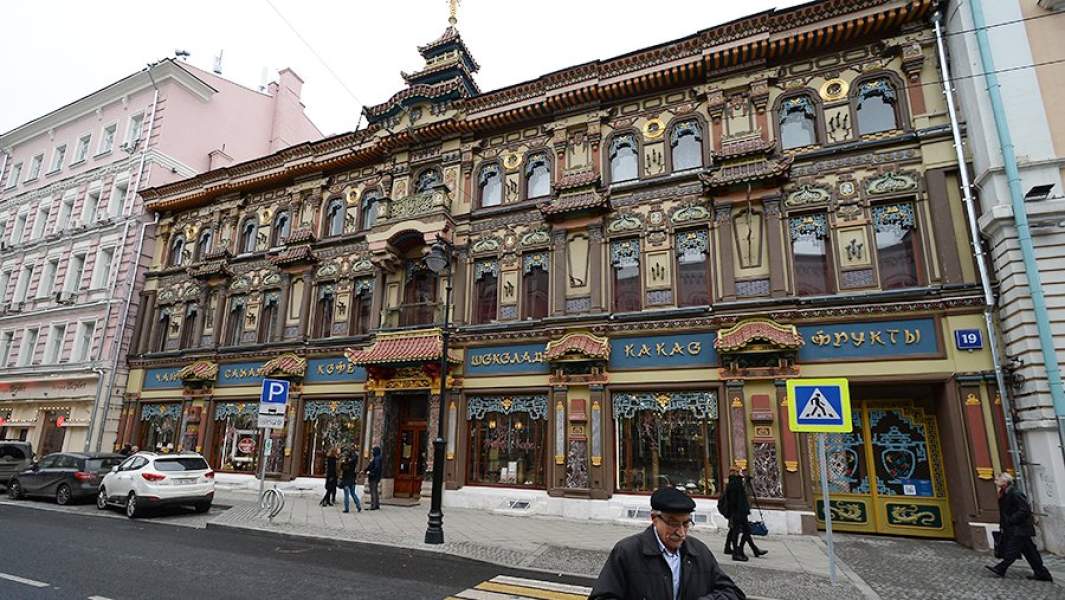 Прохожие возле «Чайного магазина Перлова» на Мясницкой 