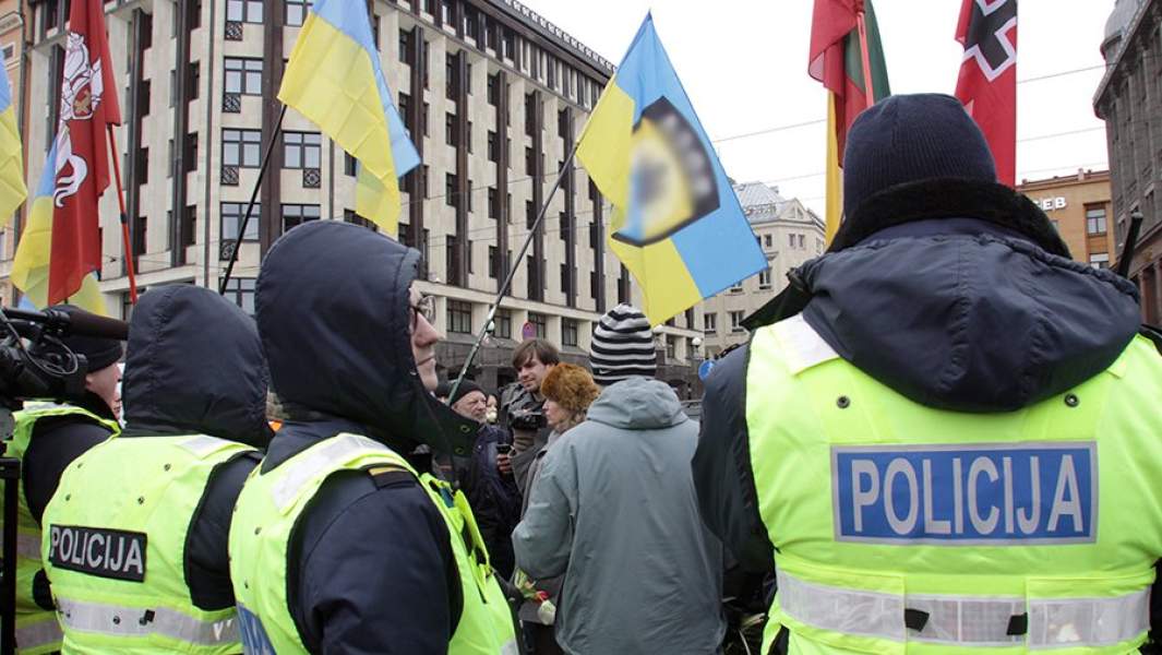 Сотрудники полиции на улице Риги