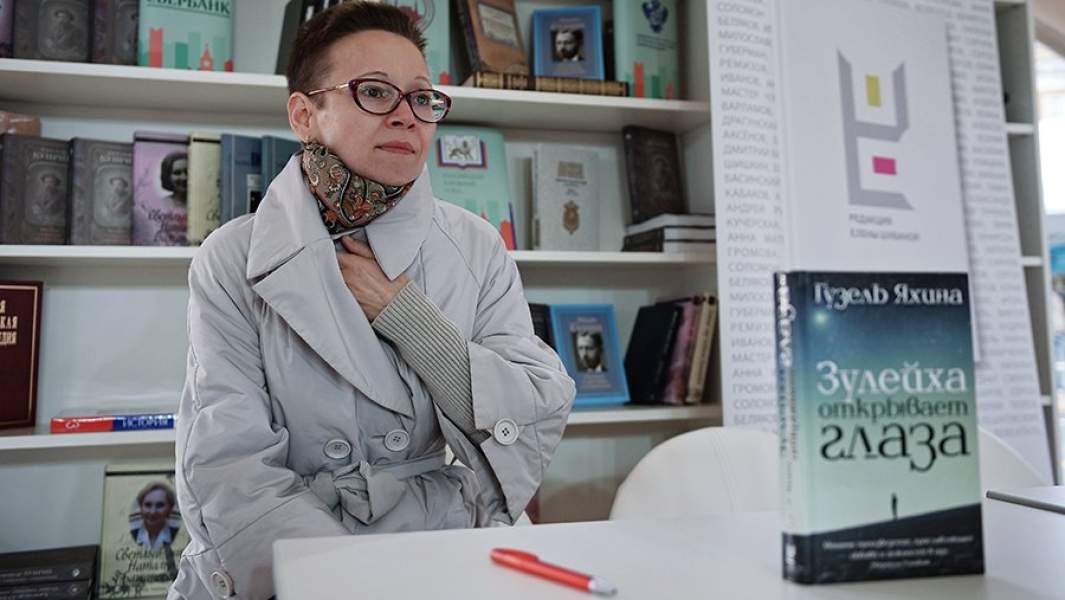 Писатель, сценарист Гузель Яхина на презентации книги «Зулейха открывает глаза» 