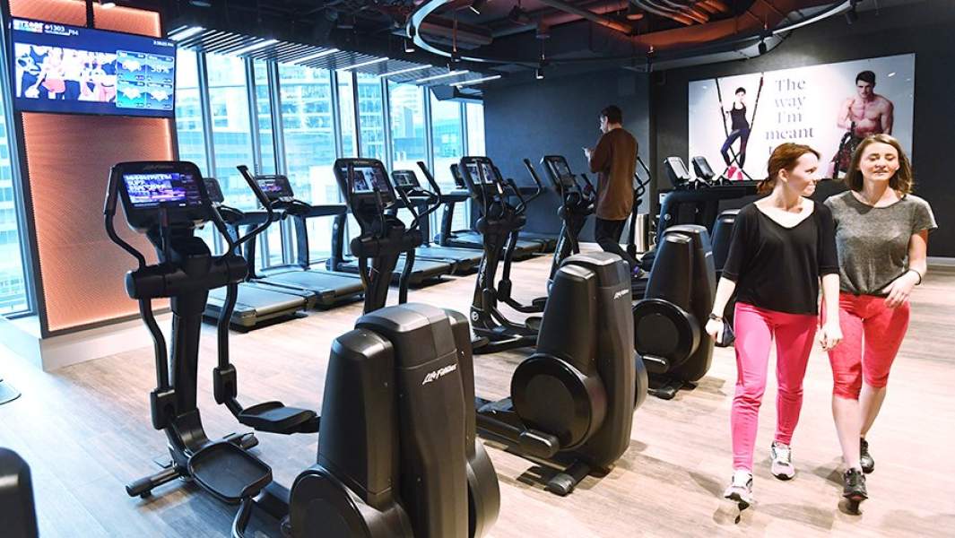 Зал с тренажерами в фитнес-клубе