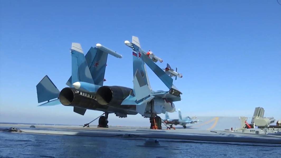 Истребитель Су-33 на палубе тяжёлого авианесущего крейсера «Адмирал Флота Советского Союза Кузнецов» у берегов Сирии