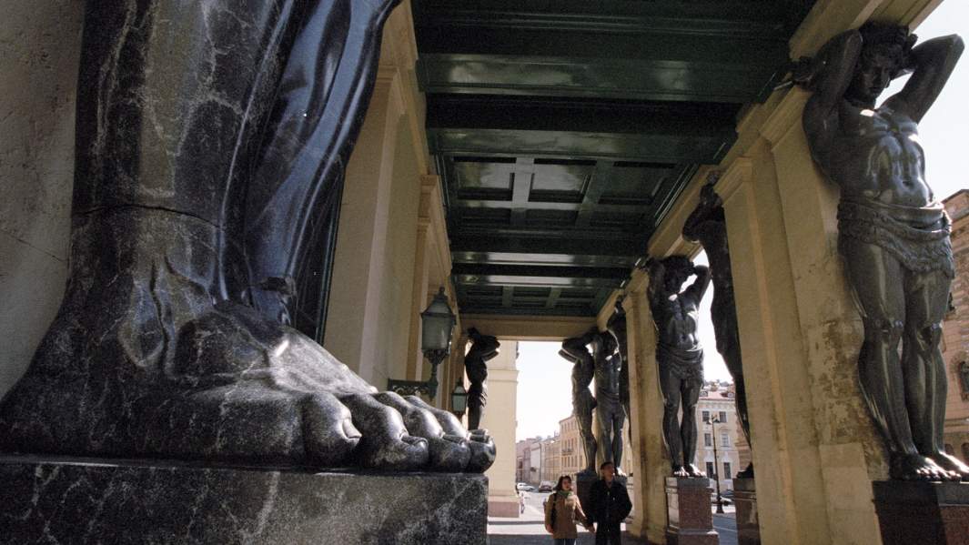 Скульптуры атлантов, украшающие вход Нового Эрмитажа