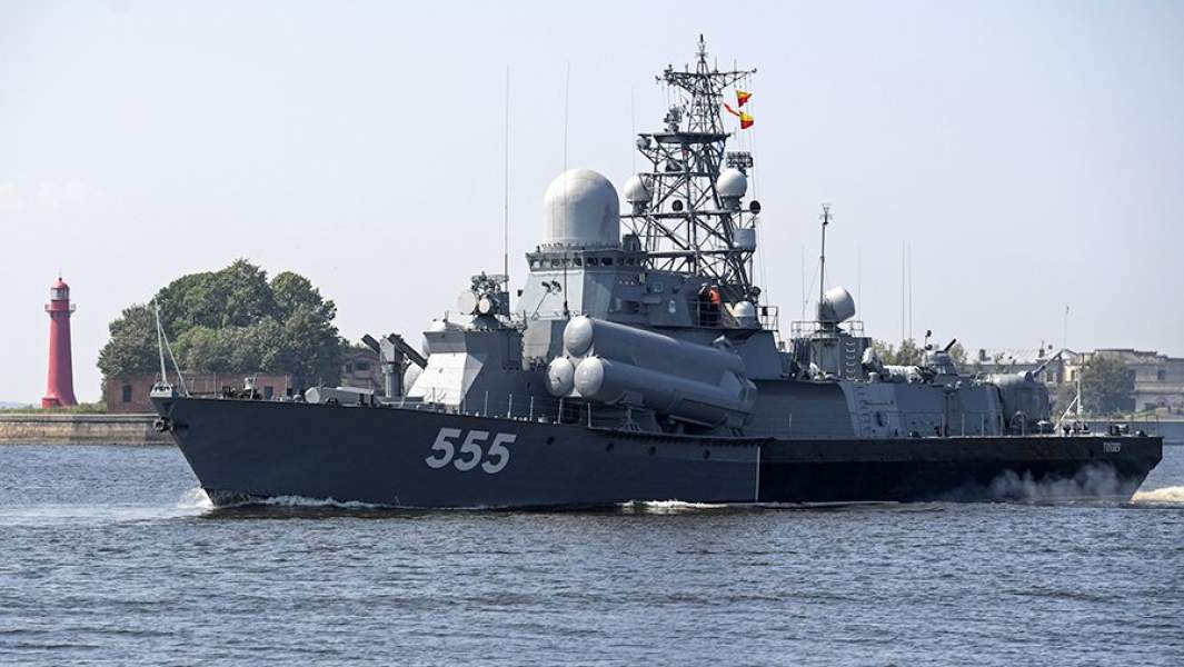 Малый ракетный корабль проекта 12341 «Овод» «Гейзер» на репетиции парада в честь Дня Военно-морского флота в Кронштадте