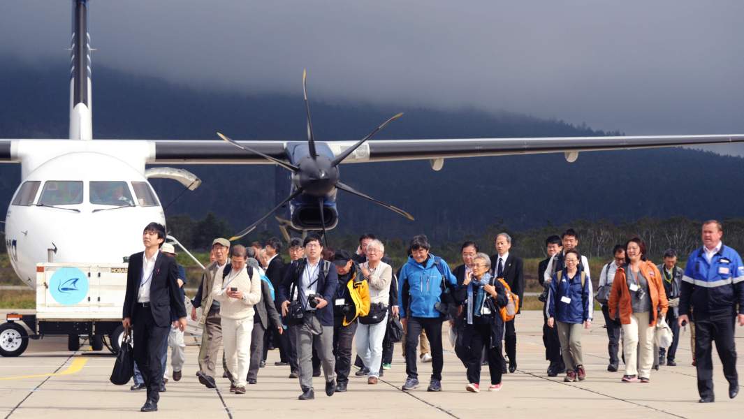 Японские туристы в аэропорту Менделеево на острове Кунашир