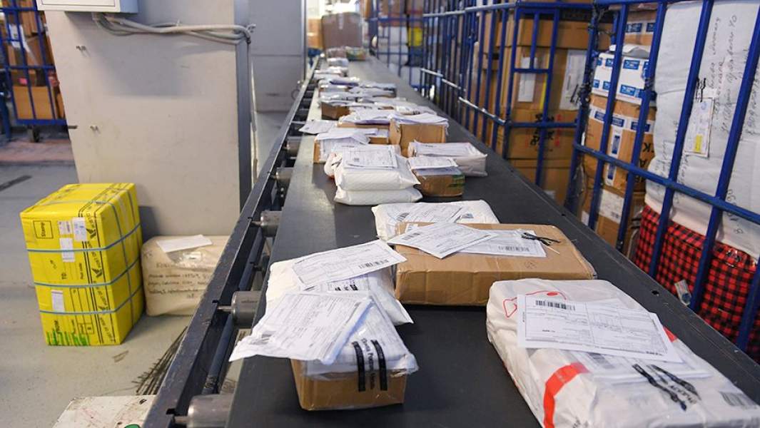 Проверка международных почтовых отравлений в аэропорту