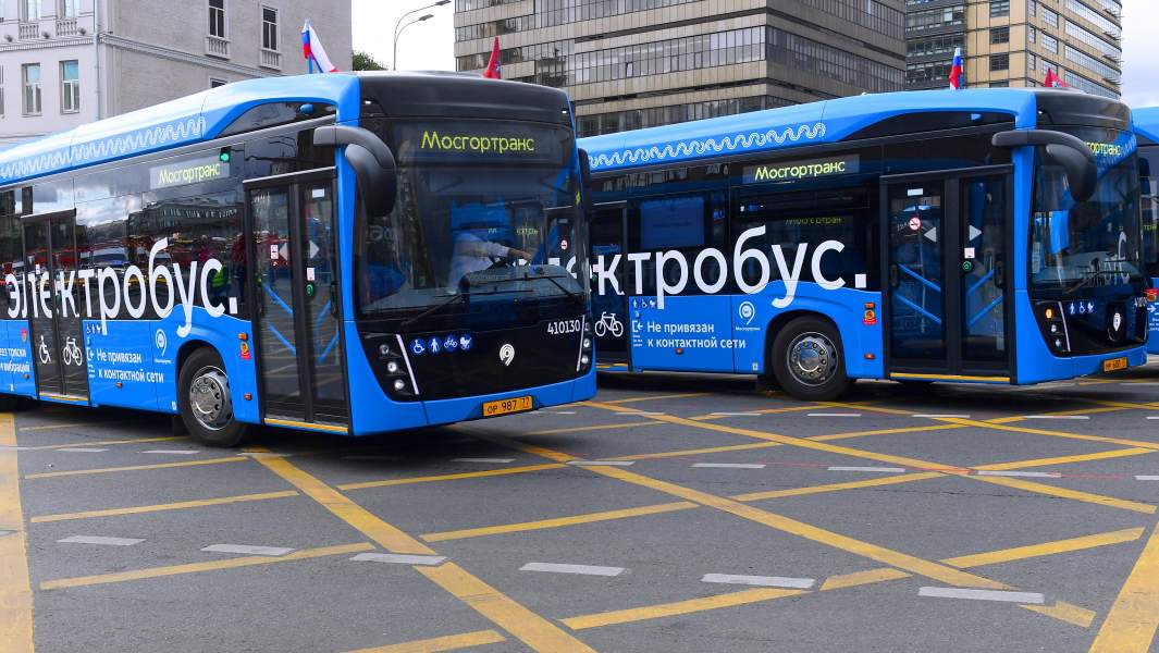 Электробусы во время парада городской техники в Москве