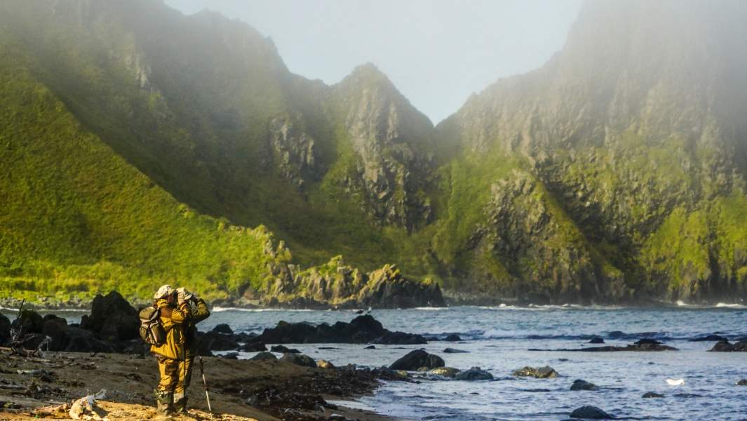 Участники экспедиции стоят на берегу мыса Васин острова Уруп (остров южной группы Большой гряды Курильских островов).