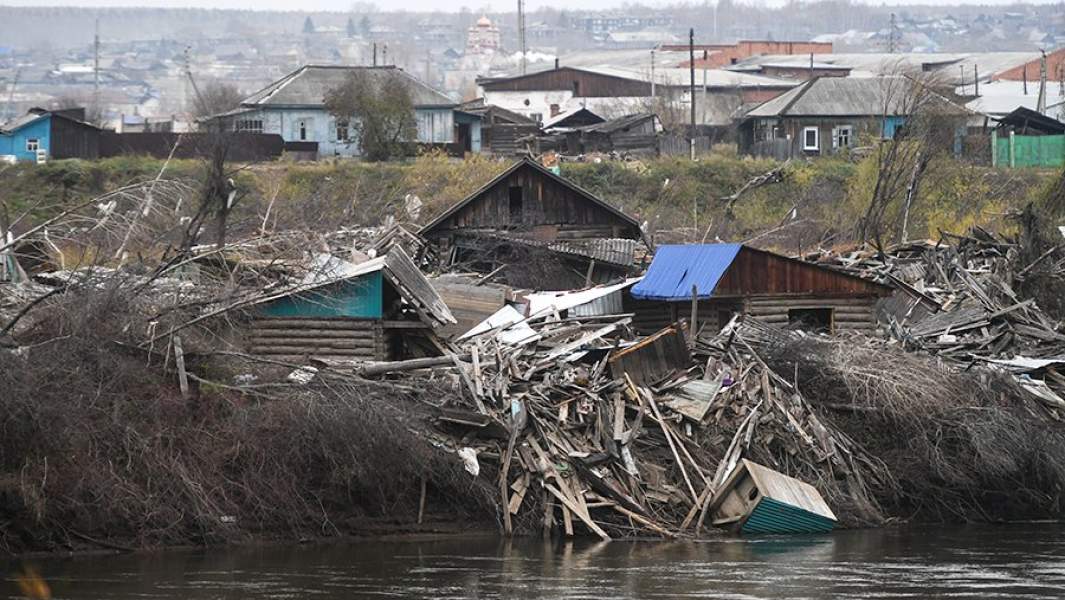 Мусор и строения, принесенные наводнением, на берегу реки Ия в Тулуне