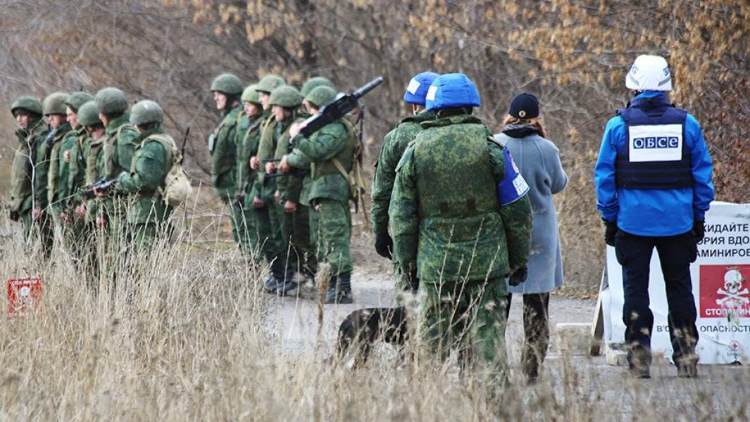 Военнослужащие Народной милиции ДНР покидают свои позиции у села Петровского