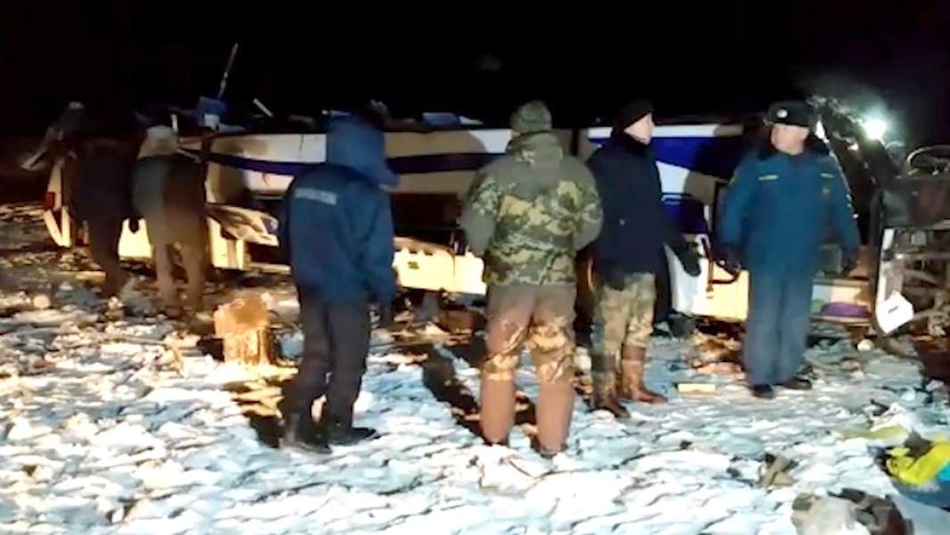 Пассажирский автобус, упавший с моста в Забайкальском крае