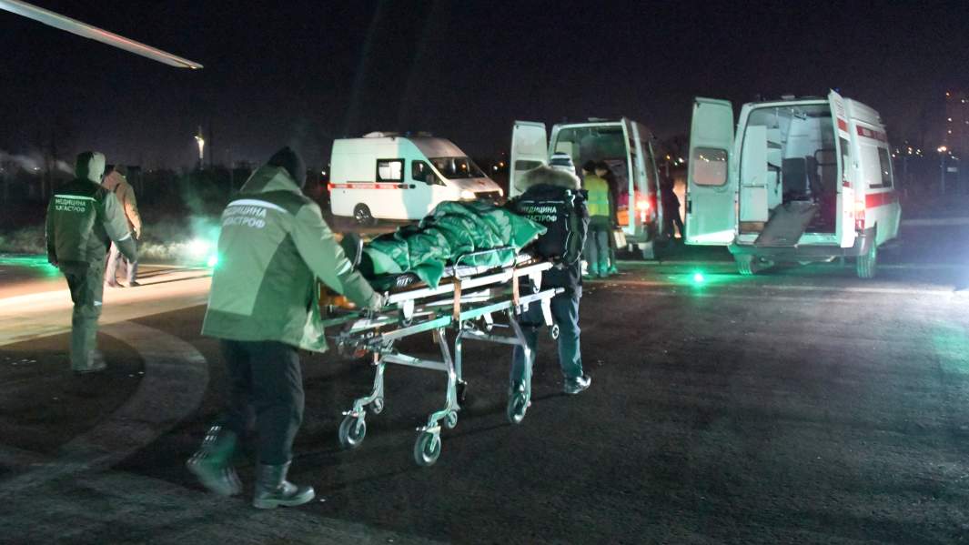 Транспортировка пострадавших в машину скорой помощи, вертолет санитарной авиации авиакомпании Аэросервис, доставил в Читу пострадавших в катастрофе