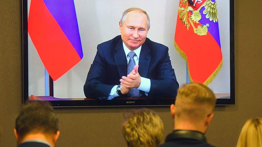 Журналисты смотрят на монитор с изображением президента РФ Владимира Путина, принимающего участие совместно с председателем Китайской Народной Республики Си Цзиньпином в режиме телемоста в церемонии начала поставок российского газа в КНР по «восточному» маршруту