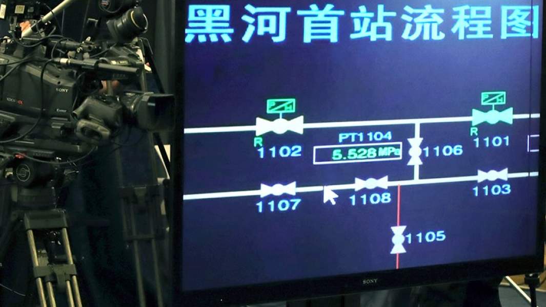 Монитор с изображением трансляции церемонии начала поставок российского газа в КНР по «восточному» маршруту