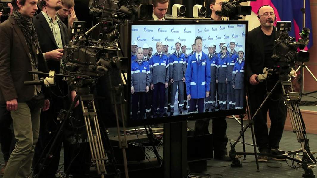 Журналисты у монитора с изображением председателя правления компании «Газпром» Алексея Миллера, принимающего участие в режиме телемоста в церемонии начала поставок российского газа в КНР по «восточному» маршруту