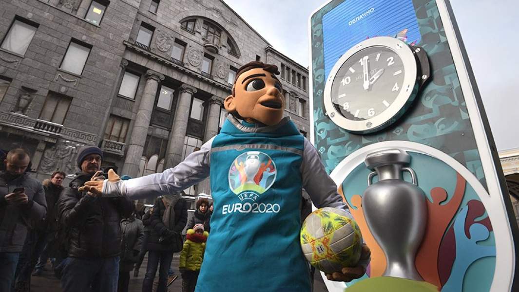 Талисман Евро-2020 Скиллзи на церемонии запуска часов обратного отсчета ЧЕ-2020, установленных на Большой Морской улице в Санкт-Петербурге