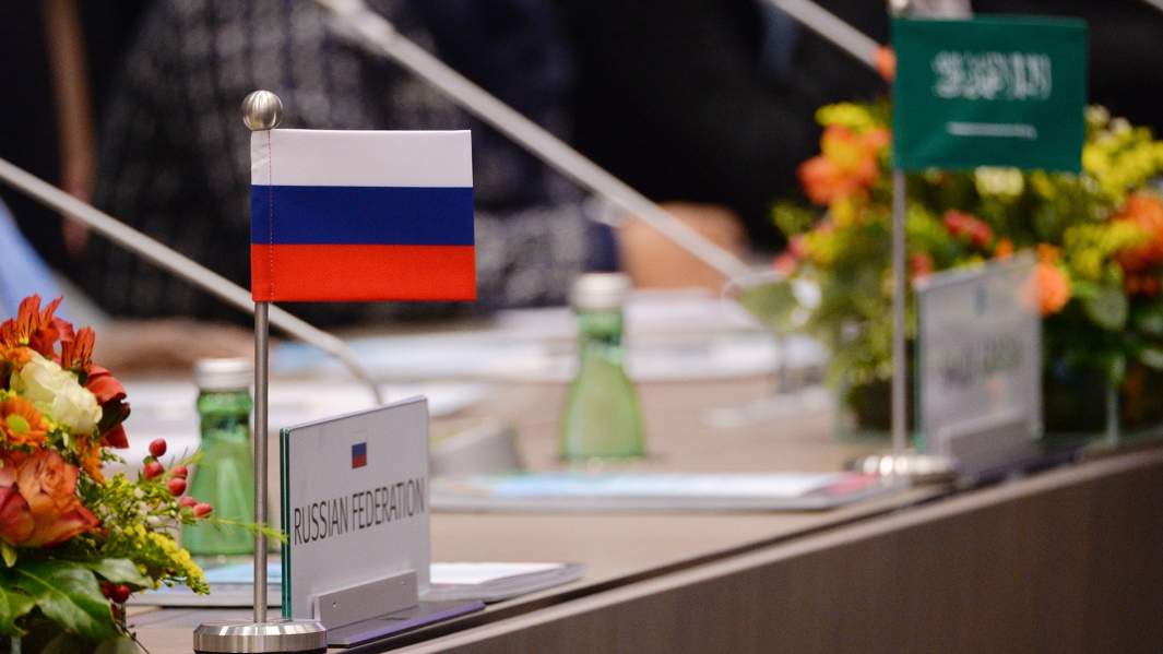 Флаги России и Саудовской Аравии