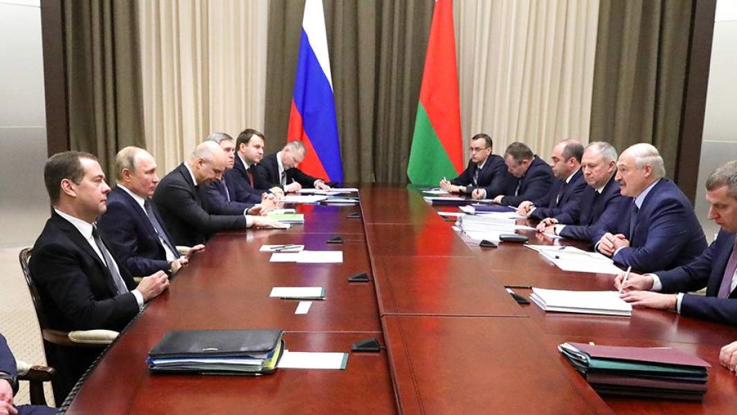 Президент РФ Владимир Путин и председатель правительства РФ Дмитрий Медведев во время переговоров с президентом Белоруссии Александром Лукашенко в Сочи