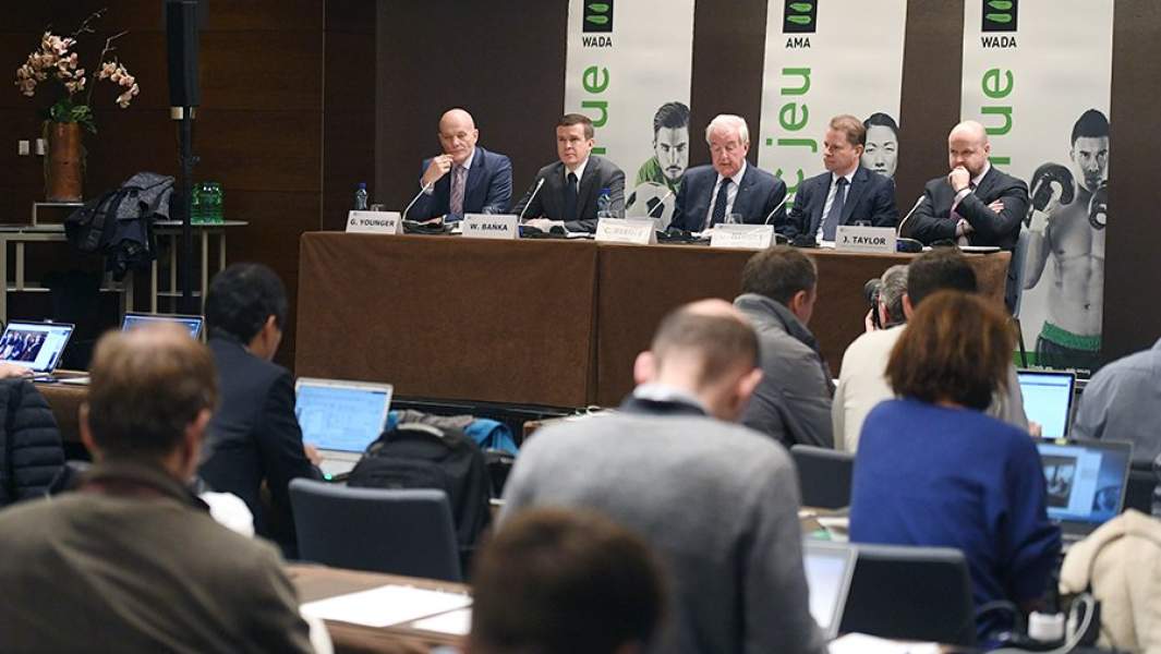 Глава отдела расследований Всемирного антидопингового агентства Гюнтер Юнгер, министр спорта и туризма Польши, кандидат на пост нового президента Всемирного антидопингового агентства Витольд Банька, президент Всемирного антидопингового агентства Крейг Риди, генеральный директор Всемирного антидопингового агентства Оливье Ниггли, председатель комитета Всемирного антидопингового агентства Джонатан Тейлор (слева направо) на пресс-конференции по итогам заседания исполнительного комитета Всемирного антидопингово