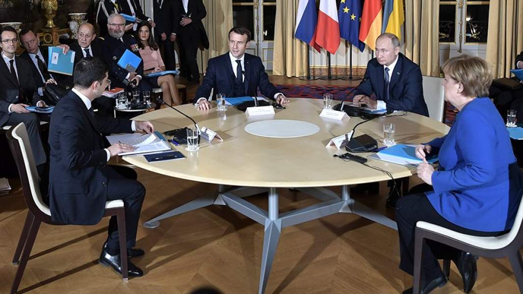 Президент РФ Владимир Путин, президент Франции Эммануэль Макрон, президент Украины Владимир Зеленский и федеральный канцлер Германии Ангела Меркель во время встречи в «Нормандском формате» в Елисейском дворце. 9 декабря 2019 года