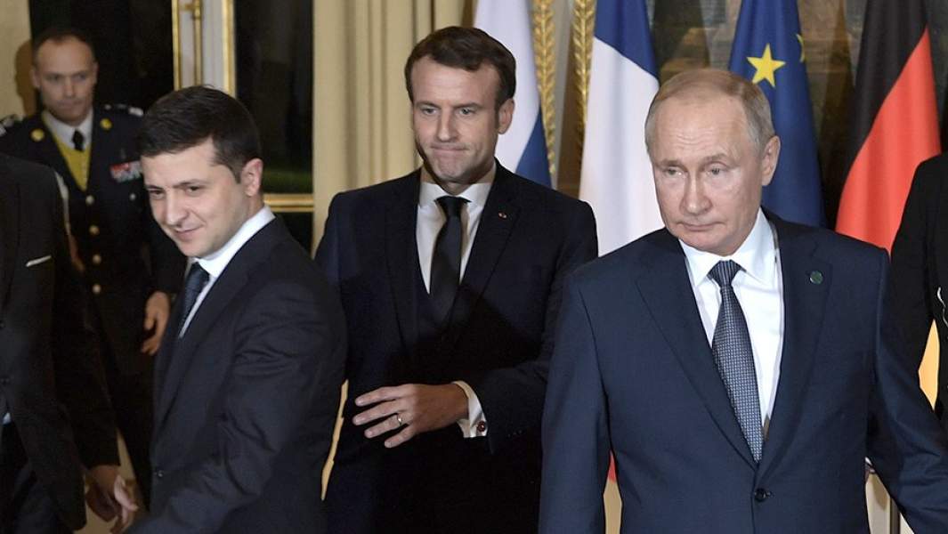 Президент РФ Владимир Путин, президент Франции Эммануэль Макрон и президент Украины Владимир Зеленский во время встречи в «Нормандском формате» в Елисейском дворце
