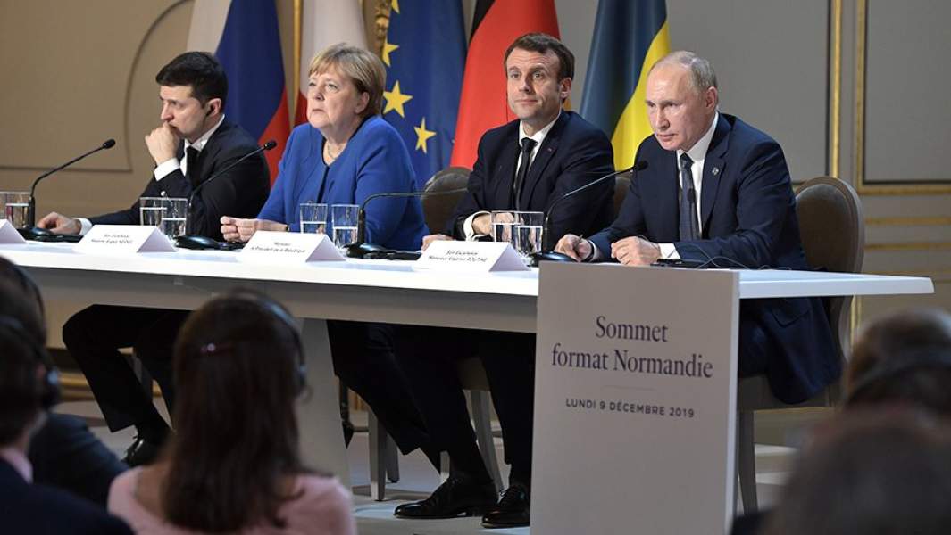 Президент РФ Владимир Путин, президент Франции Эммануэль Макрон, федеральный канцлер Германии Ангела Меркель и президент Украины Владимир Зеленский во время совместной пресс-конференции по итогам встречи в «Нормандском формате» в Елисейском дворце