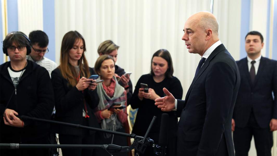 Первый заместитель председателя правительства РФ – министр финансов РФ Антон Силуанов выступает перед журналистами