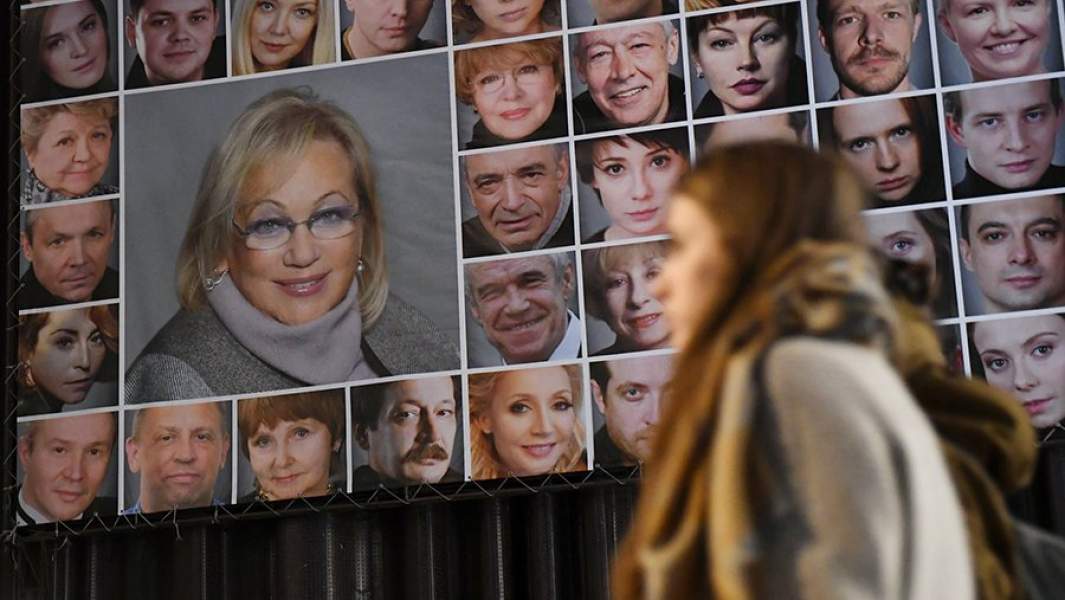 Портрет Галины Волчек и артистов на здании Московского театра «Современник»