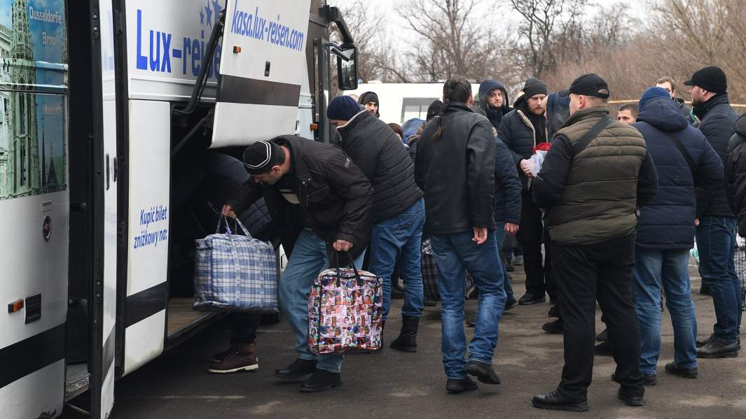 Пленные, возвращенные украинской стороной на КПП на окраине города Горловка в Донецкой области