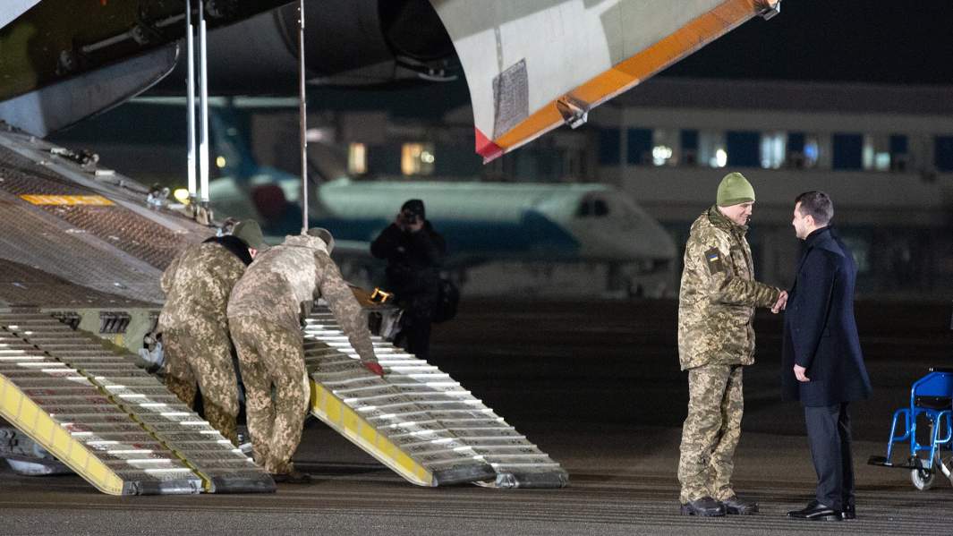 Президент Украины Владимир Зеленский встречает украинских военнопленных в аэропорту «Борисполь»