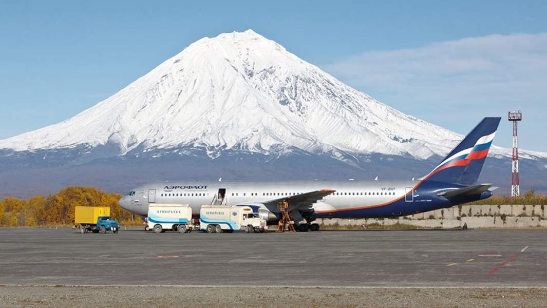 Самолет во время заправки в международном аэропорту «Елизово». На дальнем плане – Корякский вулкан. Камчатский край