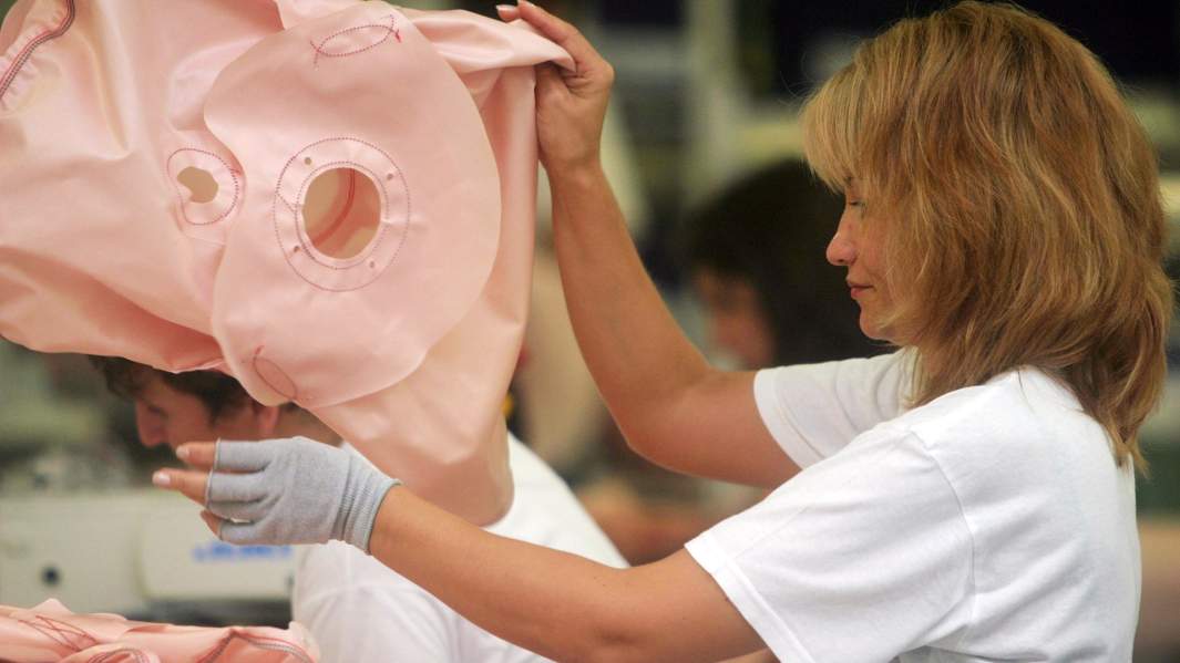 Производство подушек безопасности на заводе японского производителя автомобильных запчастей Takata