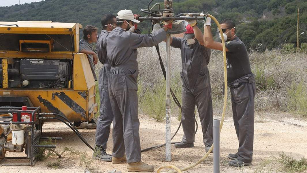 Ливанские рабочие проводят наземную газовую и нефтяную инспекцию