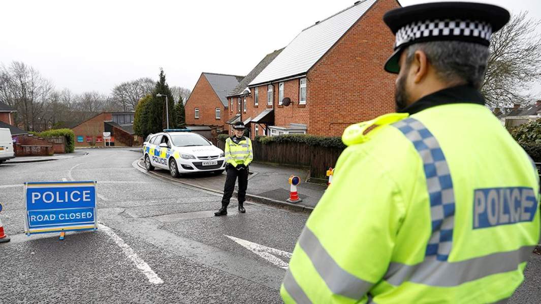 Сотрудники полиции около дома Сергея Скрипаля в Солсбери. 10 марта 2018 года