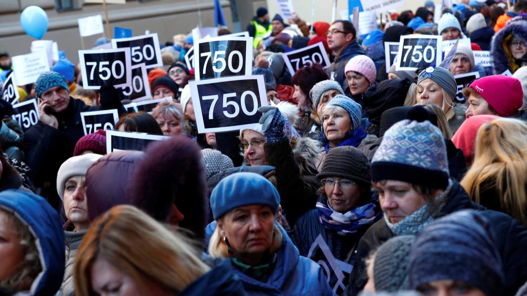 Протест учителей в Риге с требованием повышения заработной платы. Знак «750» означает минимальную месячную заработную плату учителей