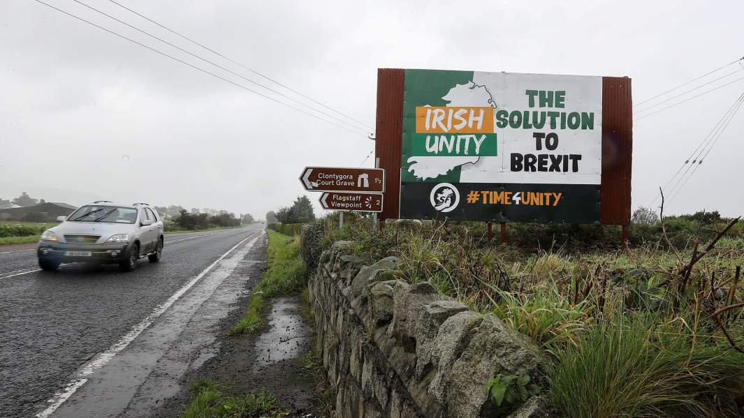 Щит на границе между Республикой Ирландия и Северной Ирландией