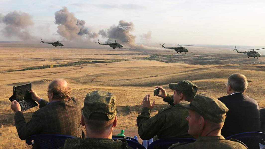 Военные фотографируют вооружение