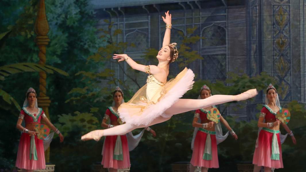 Артисты балета станцевали на берегу Байкала в Бурятии
