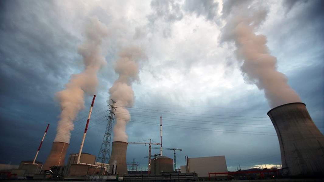 Пары, выбрасываемые АЭС