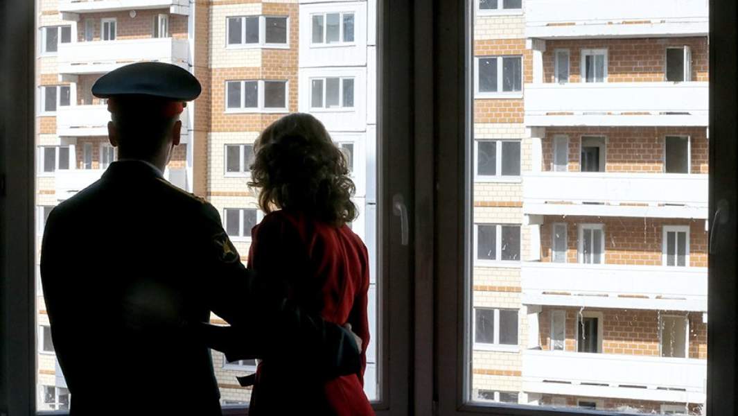 Военнослужащий с супругой во время заселения в свою новую квартиру