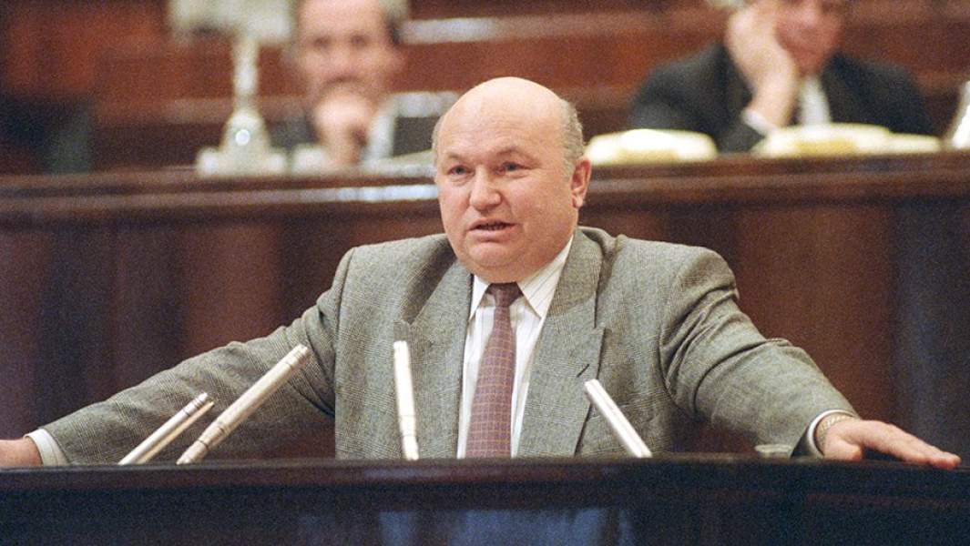 Мэр столицы Юрий Лужков выступает на внеочередном IX Съезде народных депутатов в Кремле. 1 апреля 1993 года
