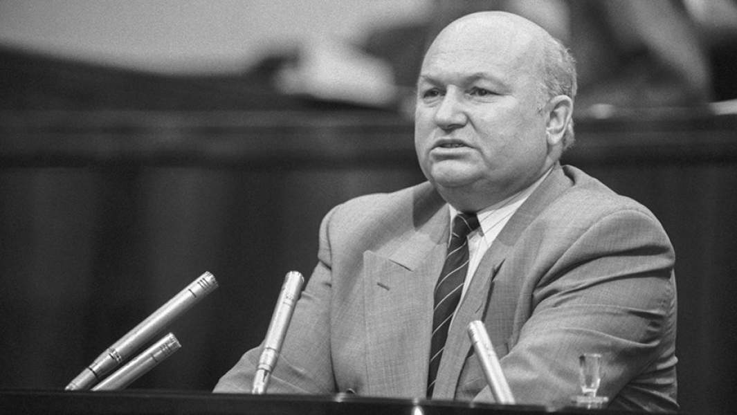 Юрий Лужков во время выступления на VII съезде народных депутатов 
