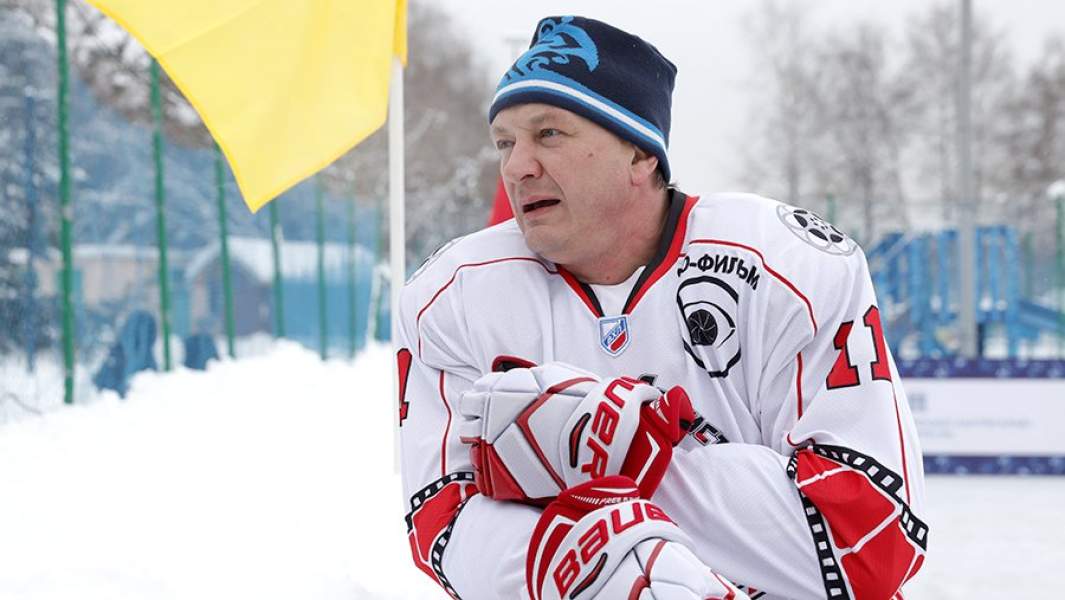 Участник команды российских артистов «КомАр», актер Марат Башаров во время хоккейного матча в рамках XVIII зимних дипломатических игр, приуроченных ко Дню дипломатического работника