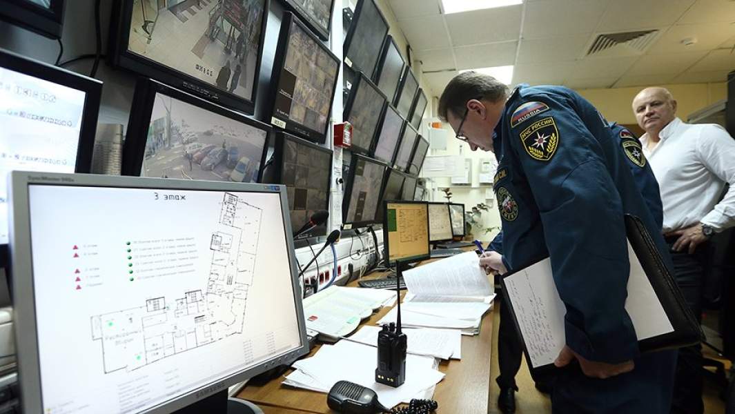 Сотрудник МЧС на пункте видеонаблюдения во время проверки пожарной безопасности в торговом центре