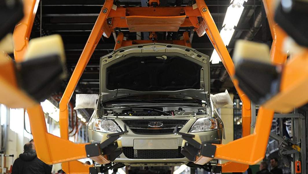 Автомобиль Lada Largus на конвейере завода ОАО «АВТОВАЗ» в Тольятти