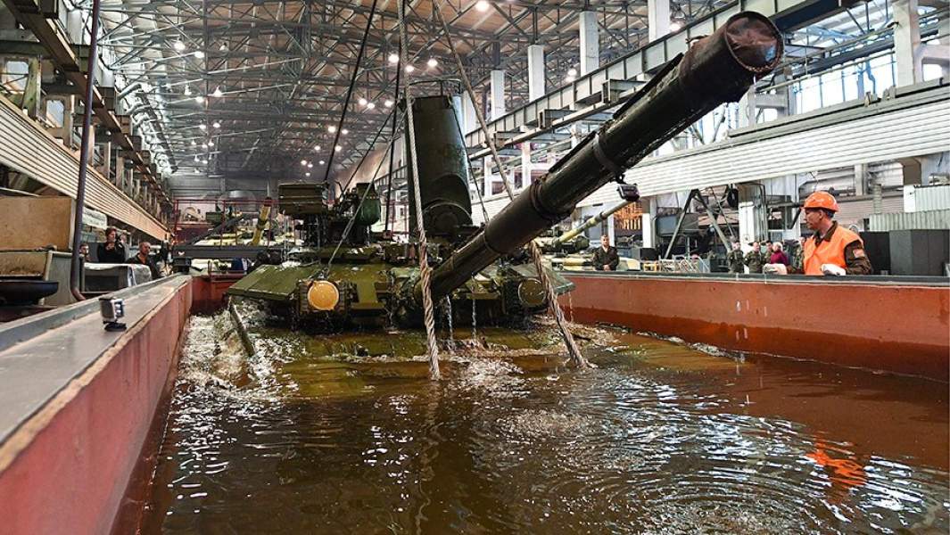 Танк Т-90 на участке гидроиспытания бронетехники в механосборочном цехе №130 «Уралвагонзавода»